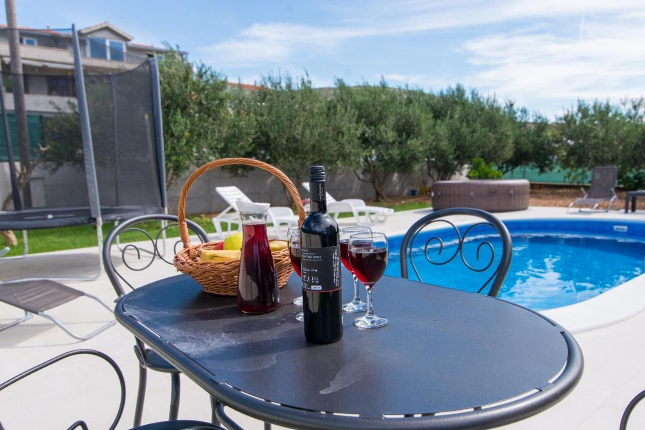 Villa Initium,Heated Pool All Season โตรกีร์ ภายนอก รูปภาพ