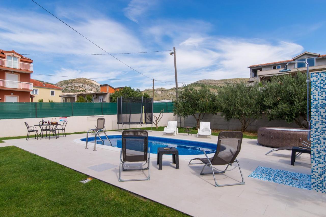 Villa Initium,Heated Pool All Season โตรกีร์ ภายนอก รูปภาพ