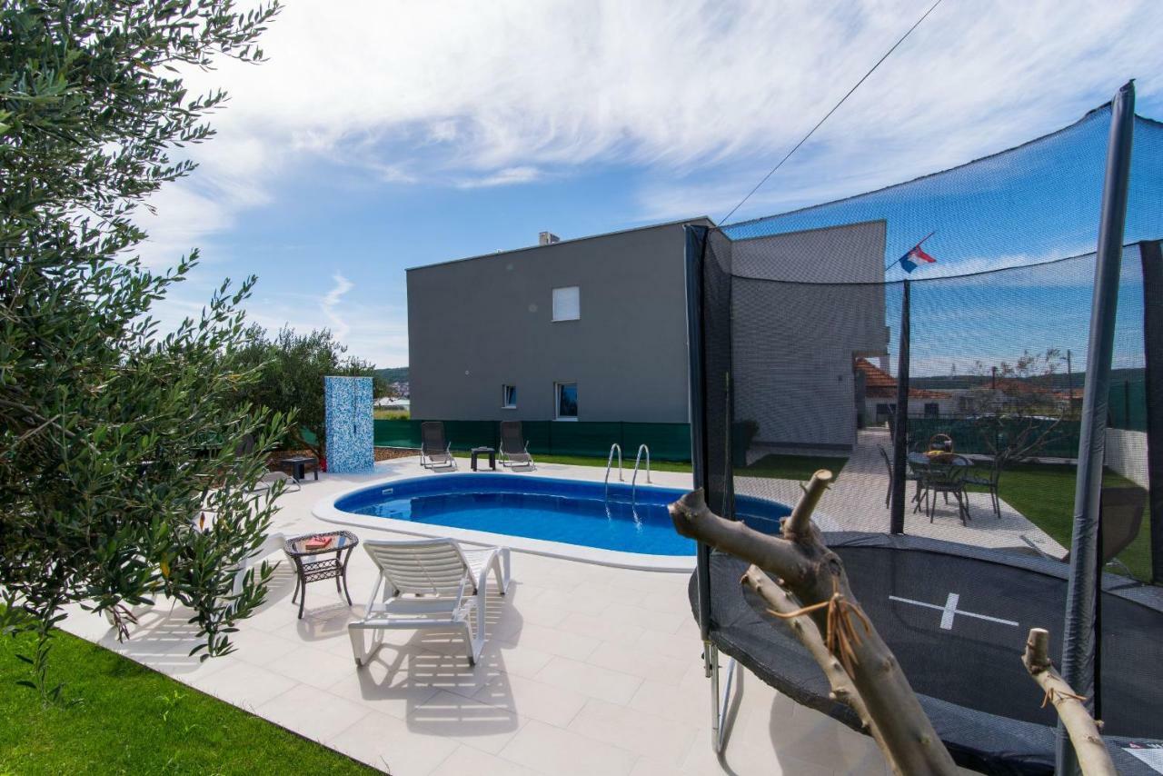 Villa Initium,Heated Pool All Season โตรกีร์ ภายนอก รูปภาพ