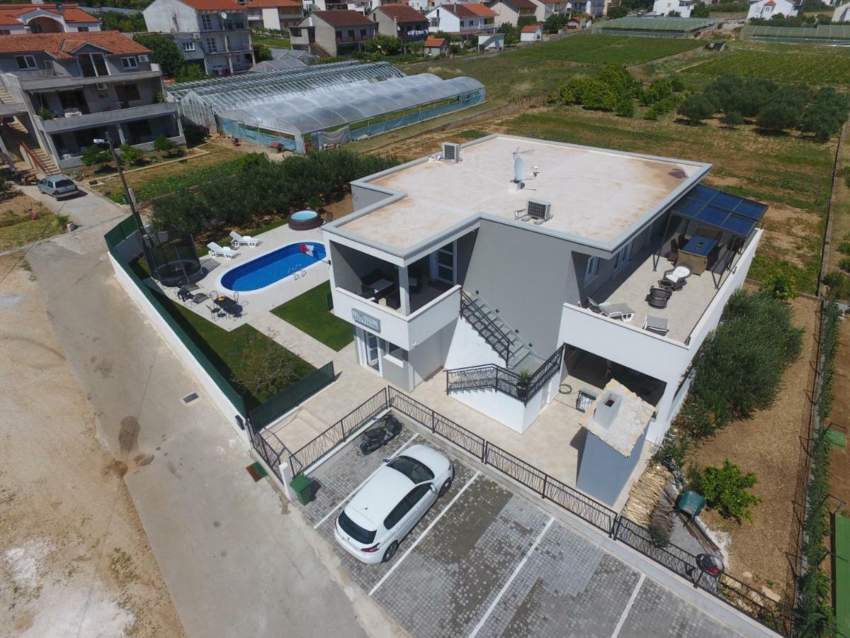 Villa Initium,Heated Pool All Season โตรกีร์ ภายนอก รูปภาพ