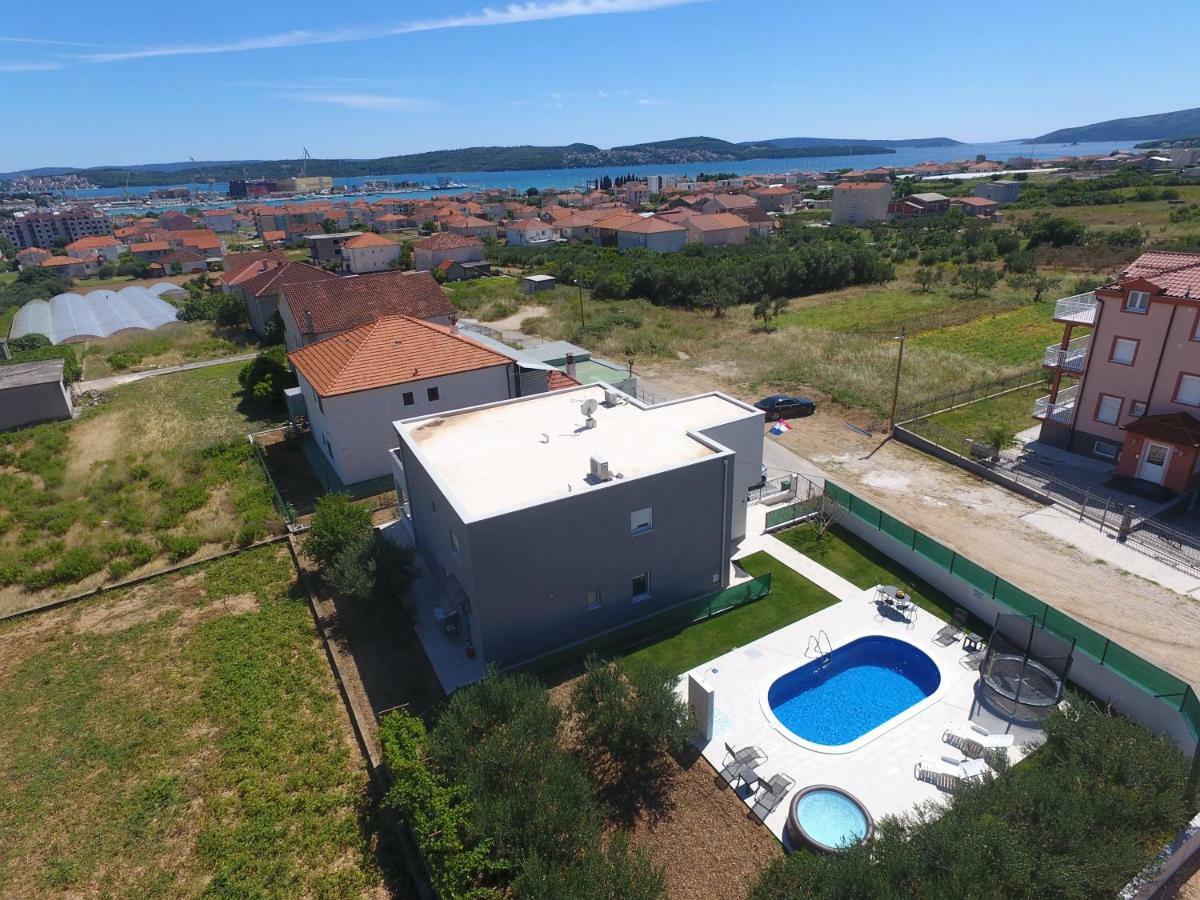 Villa Initium,Heated Pool All Season โตรกีร์ ภายนอก รูปภาพ